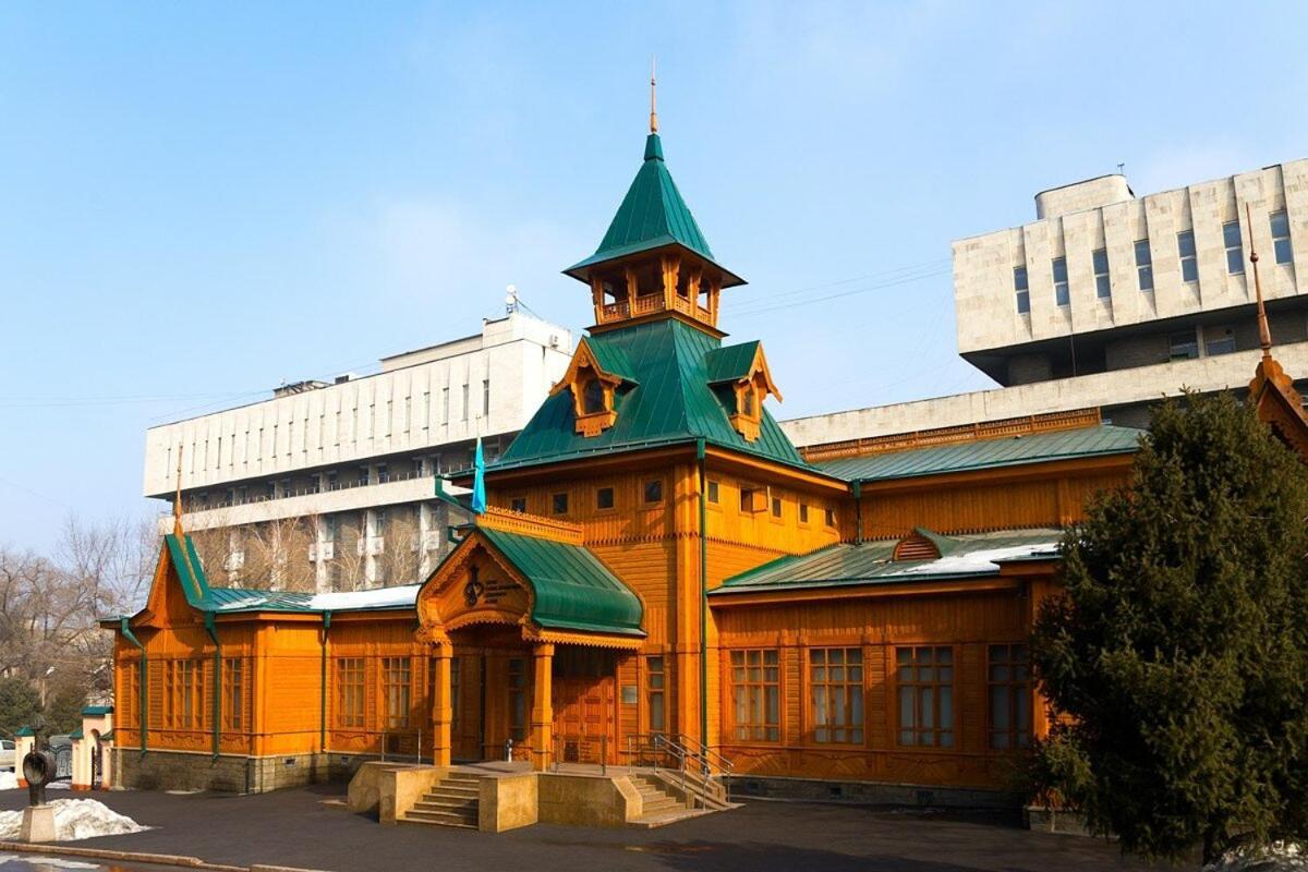 Nadezhda Apartments On The Nauryzbai Batyr 82 Almaty Exterior photo